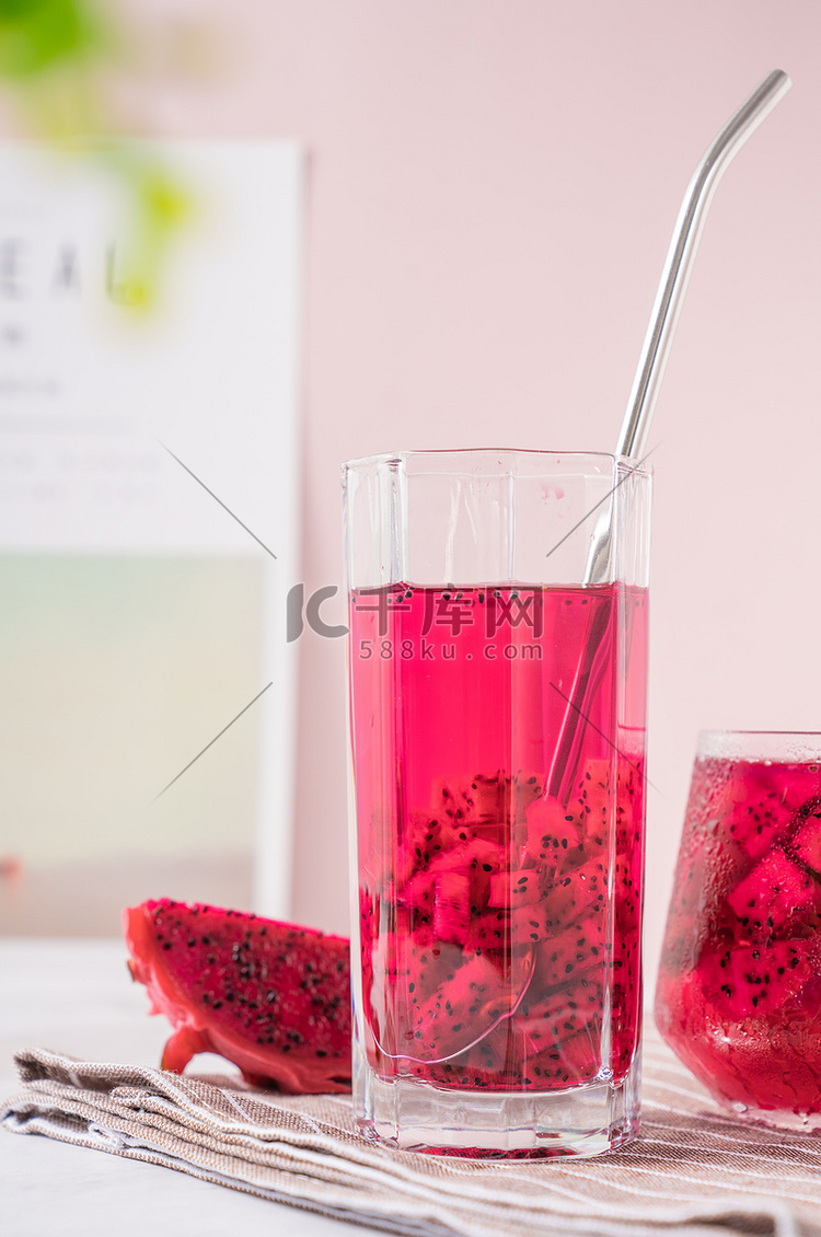 美味火龙果汁夏日冷饮饮品摄影图