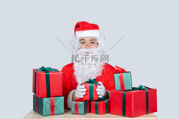 圣诞老人准备礼物