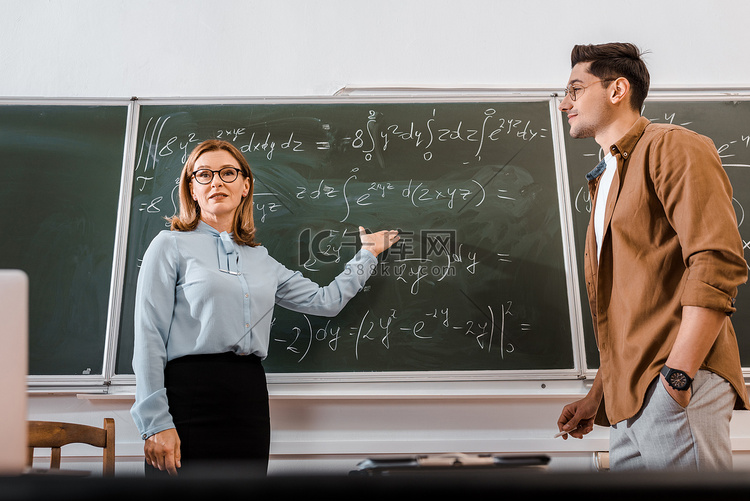 女讲师站在眼镜和显示方程接近学