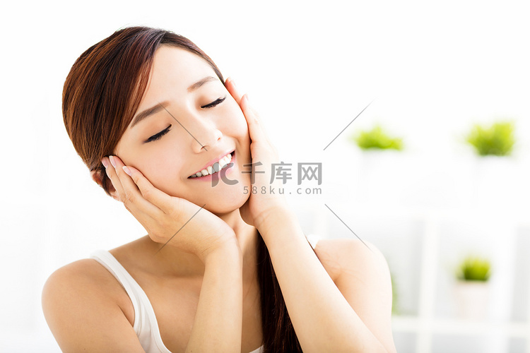 年轻漂亮的亚洲女性，用干净的面