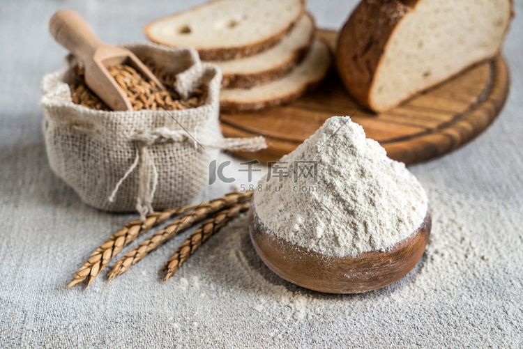 小麦和面粉在桌子上  