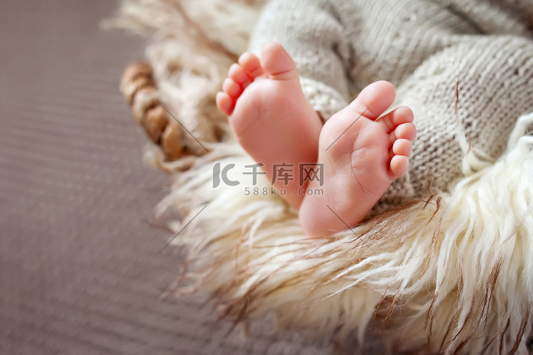 关闭了刚出生的婴儿的脚图片