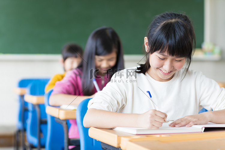 在教室里学习的快乐少女学生儿童