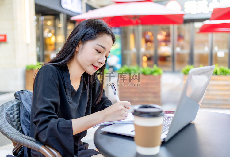 商务人像白天白领女性咖啡店做笔