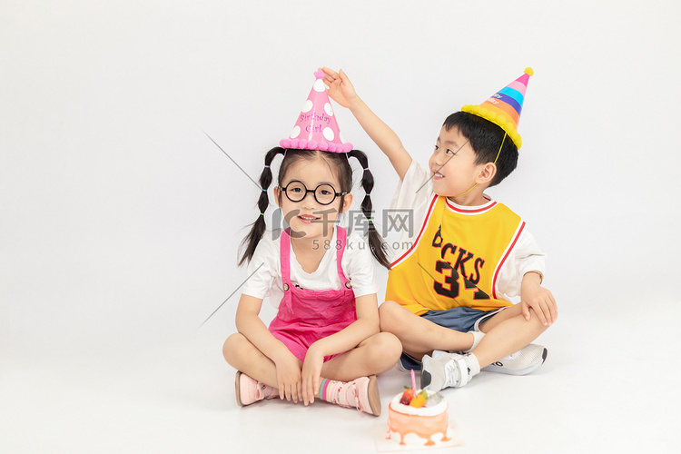 节日白天男孩女孩室内庆祝生日摄