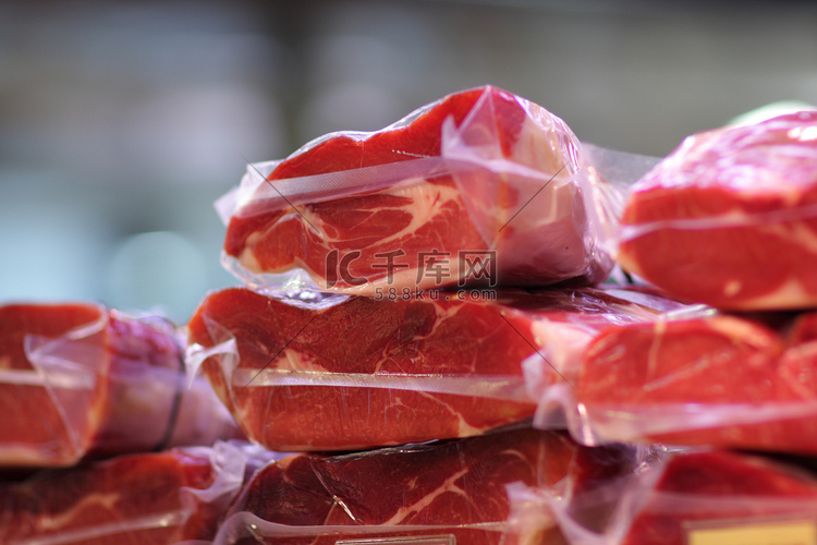 火腿肉市场上锁鲜包装的肉