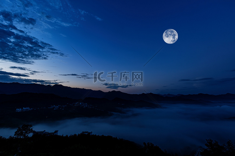 特色节日晚上月亮山区飘动摄影图