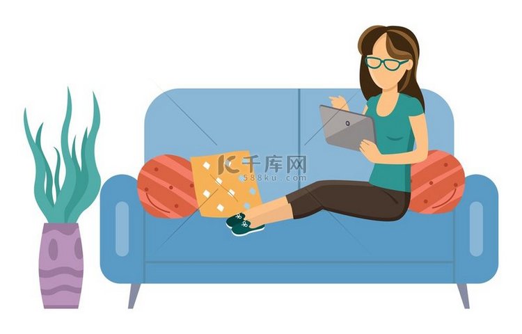 戴眼镜的女人坐在沙发上用平板电