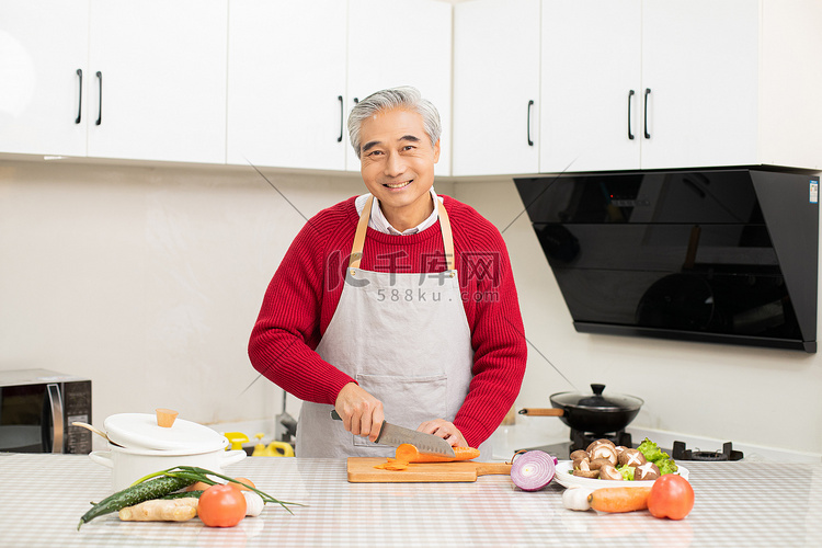 居家生活老人厨房内切菜摄影图配