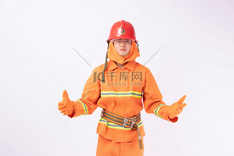 消防白天男性消防员室内手套摄影