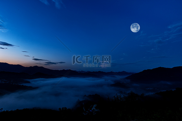 特色节日凌晨月亮山区飘动摄影图