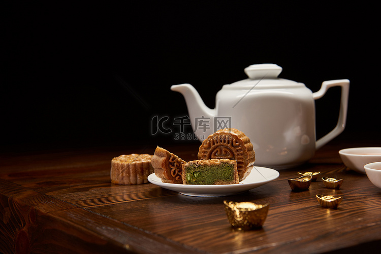 传统美味的中国月饼茶壶