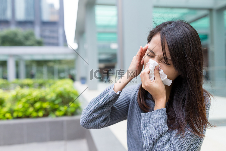 女人感冒打喷嚏过敏不舒服