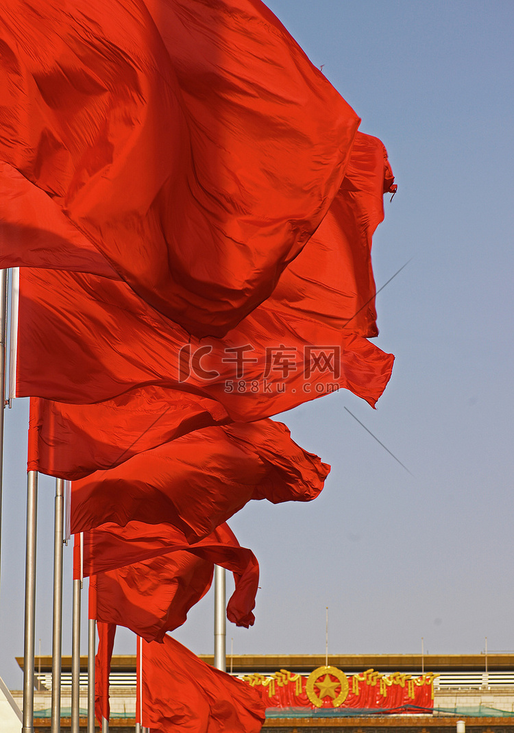中国北京风旗旗杆上红旗飘扬