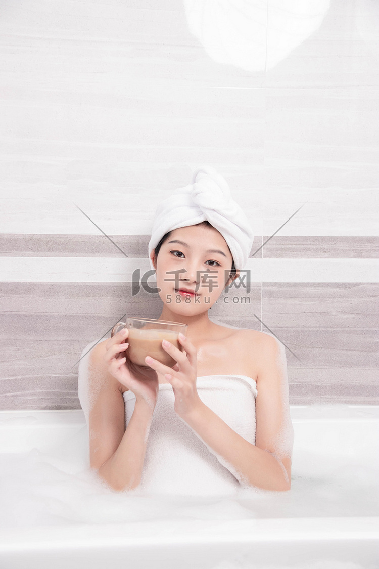 洗澡白天美女家里浴缸摄影图配图