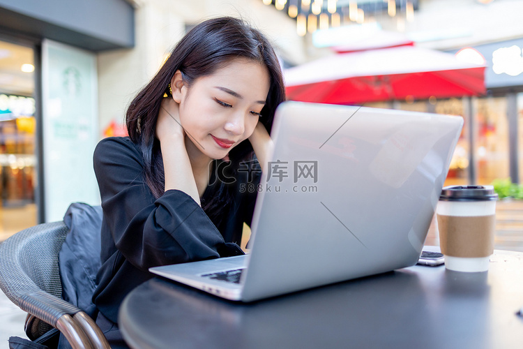 商务人像白天商务女性咖啡店脖子