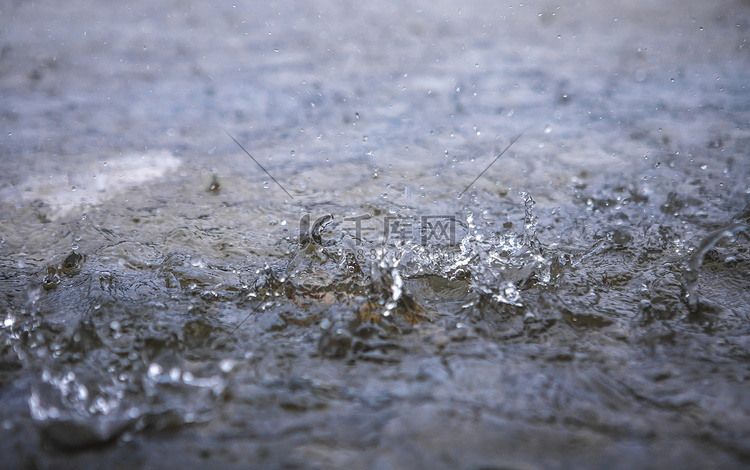 路边雨水下午雨水地上无摄影图配