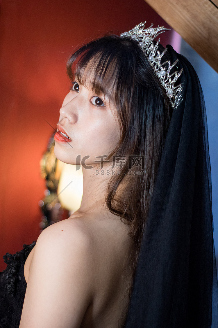 美女皇冠礼服抹胸婚纱照摄影图配