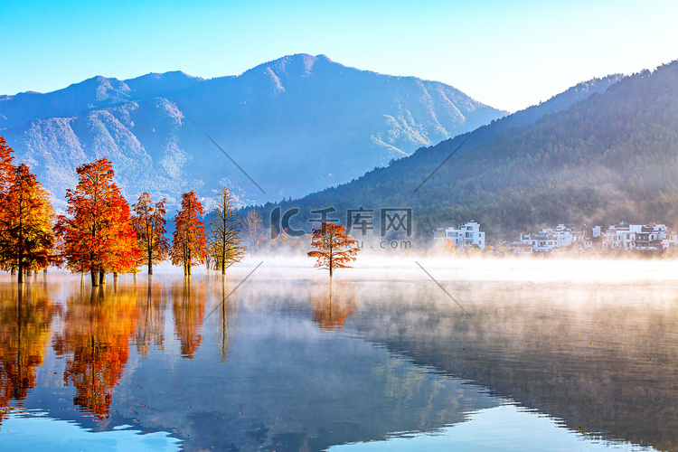 秋天风景上午水面山区漂动摄影图