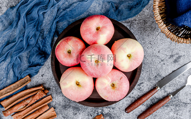 秋天脆甜水果白昼苹果室内拍摄摄