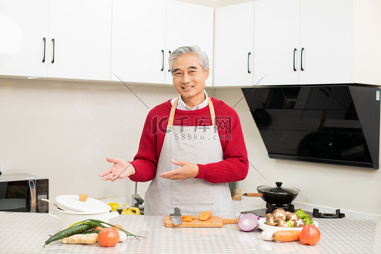 居家厨房内老人介绍蔬菜摄影图配