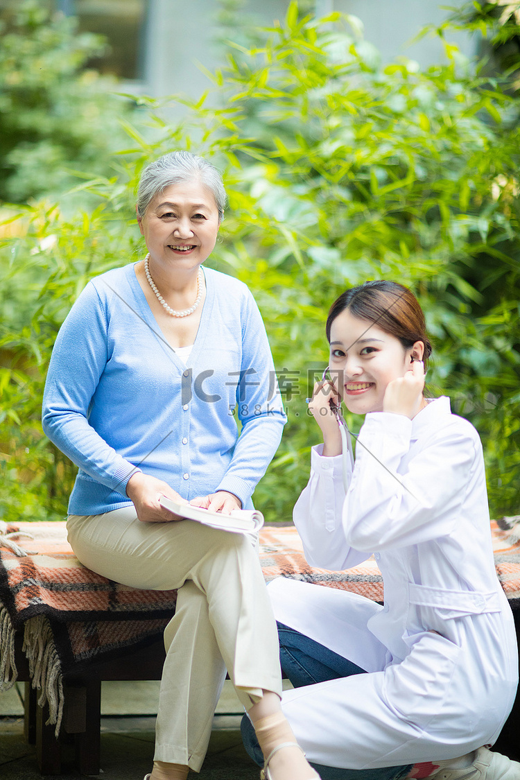 老人健康白天老年人和女医生户外