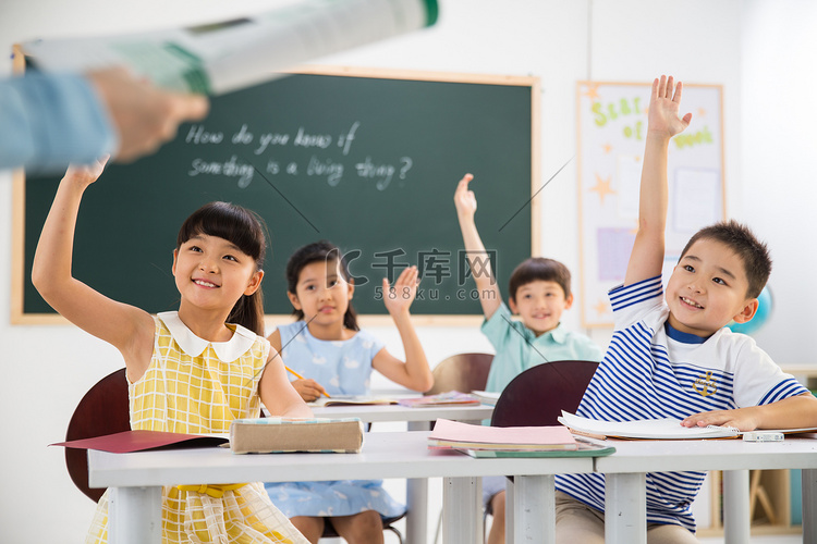 老师和小学生们在教室里人物开学