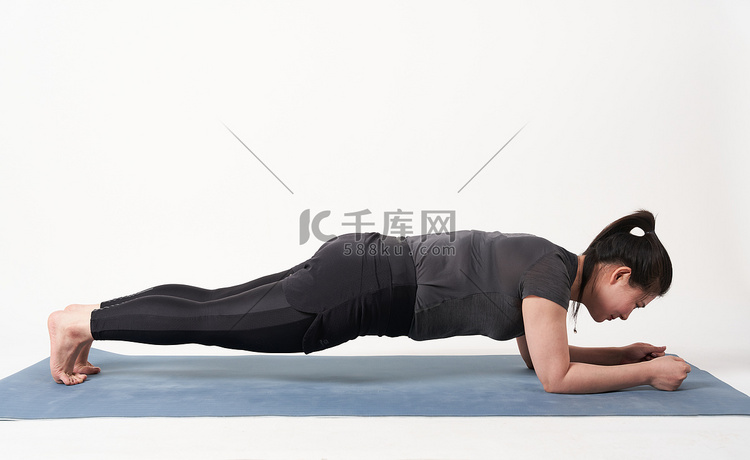 减肥瑜伽胖女人在瑜伽垫上做平板