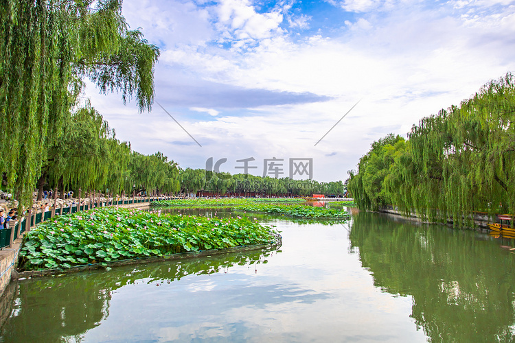 北京地标池塘北海公园旅游摄影图