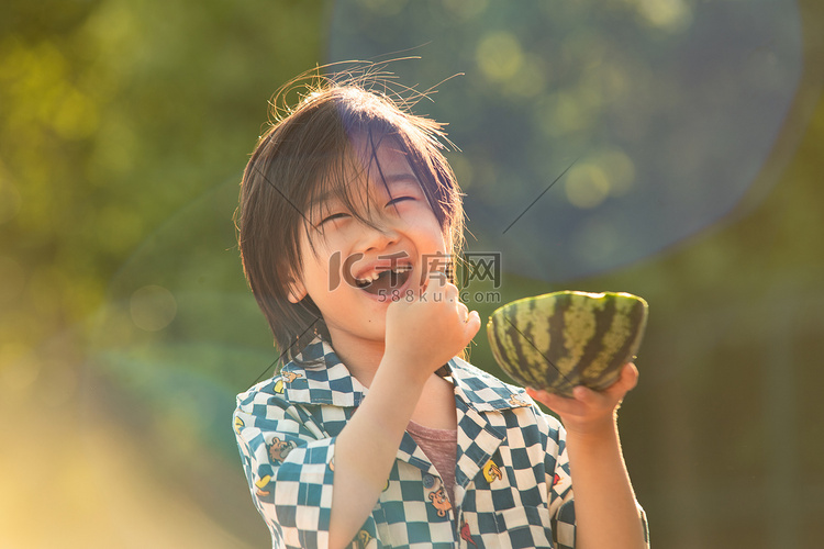 夏日儿童人像白天长发小男孩阳光