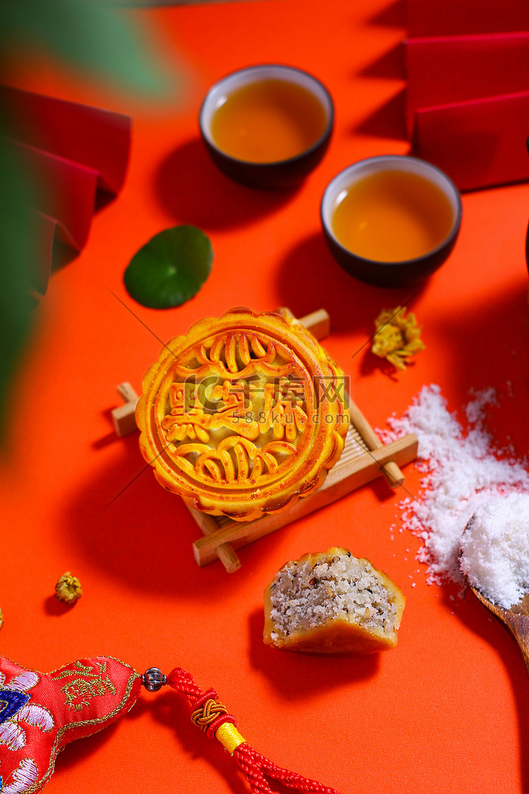 美食中秋月饼月饼切片创意摄影图