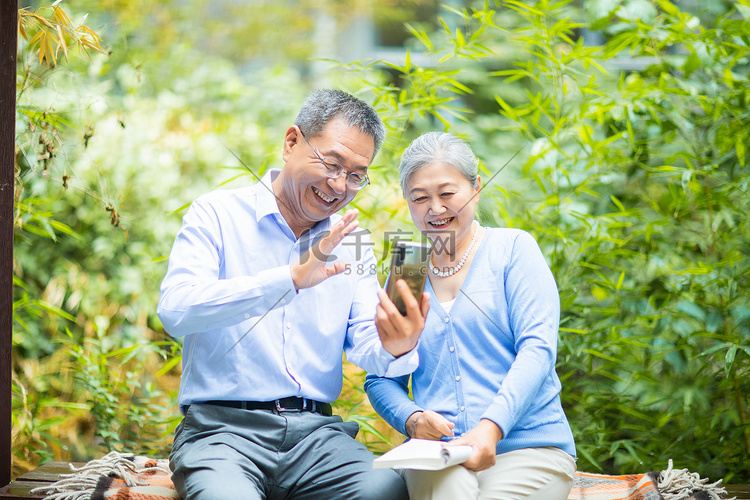 老年生活白天老夫妻户外打视频电