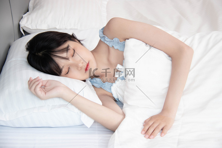 睡觉白天美女家里睡眠摄影图配图