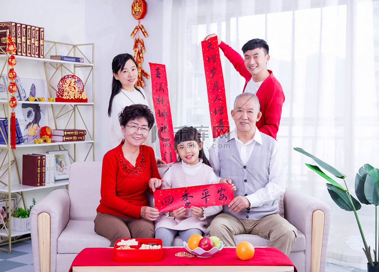 春节过年拜年人像家庭合影摄影图