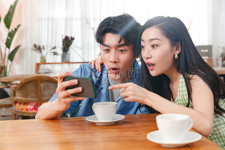 青年情侣在家玩手机