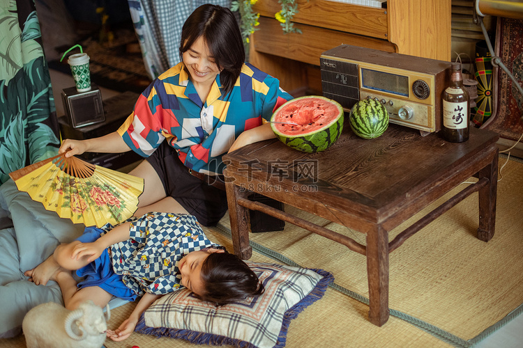 夏日亲子人像中午母子二人室内妈