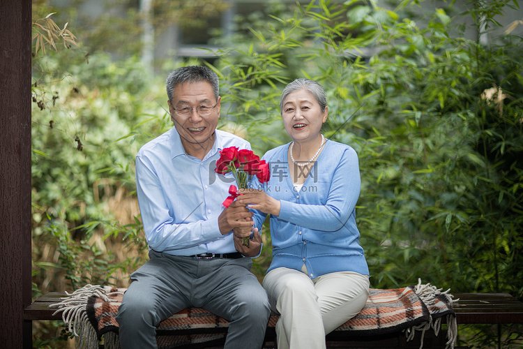 老年生活白天一对老夫妻户外拿着