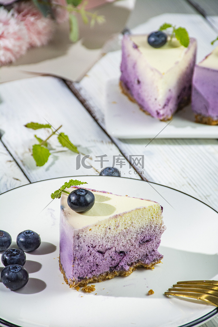 饭后甜点蓝莓芝士蛋糕摄影图配图