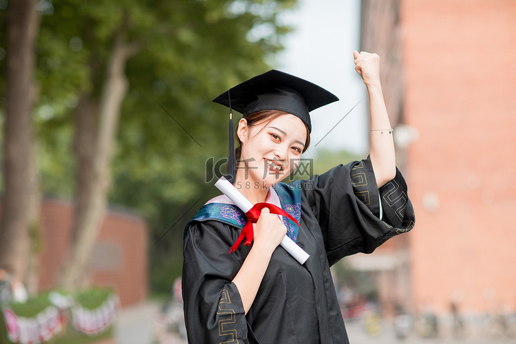 毕业季白天穿着学士服的美女教学