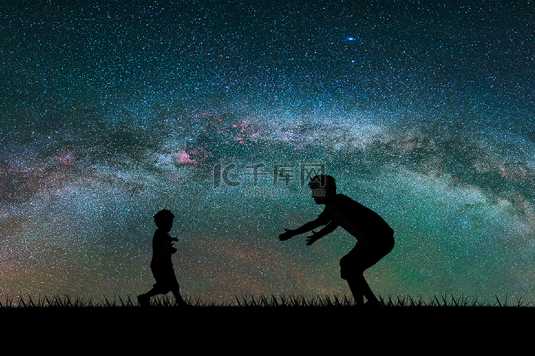亲子夜晚跑向父亲的孩子银河剪影