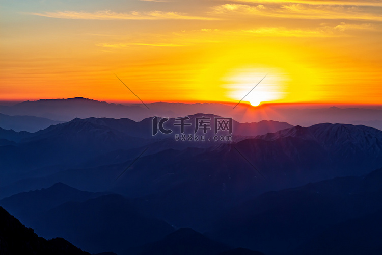 旅游旭日太阳山区飘动摄影图配图