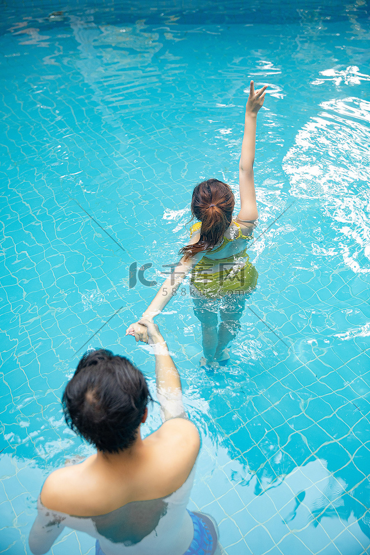 人物形象夏季情侣泳池拉手摄影图