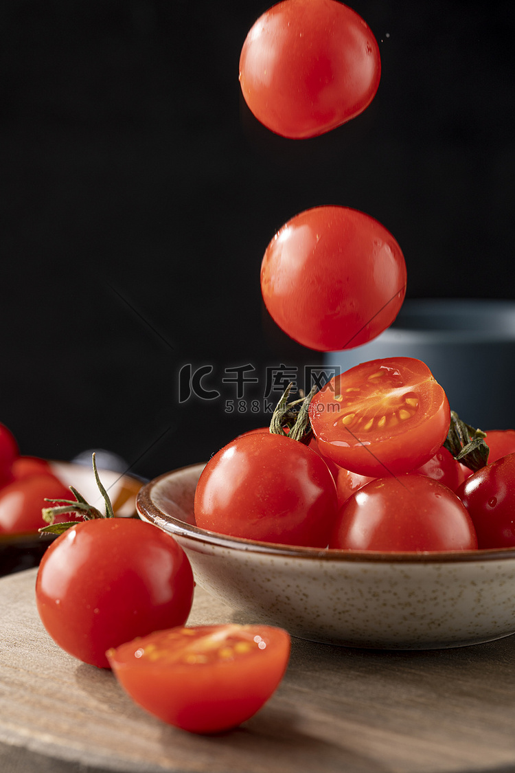 小番茄黑色背景漂浮特写摄影图配