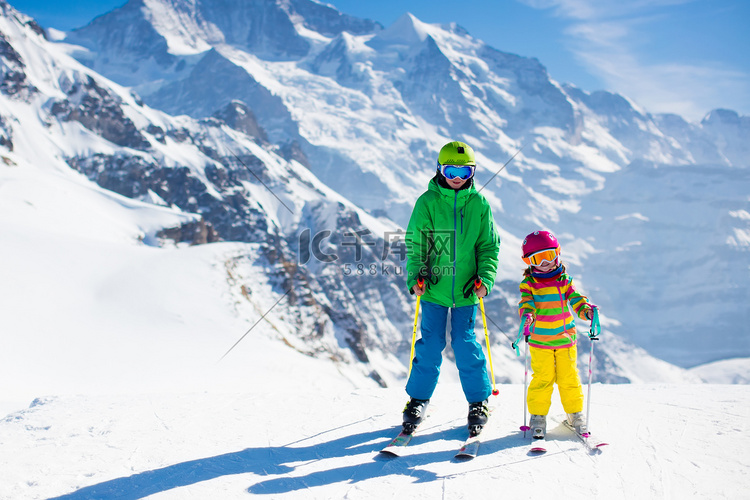 冬天孩子们在山上滑雪
