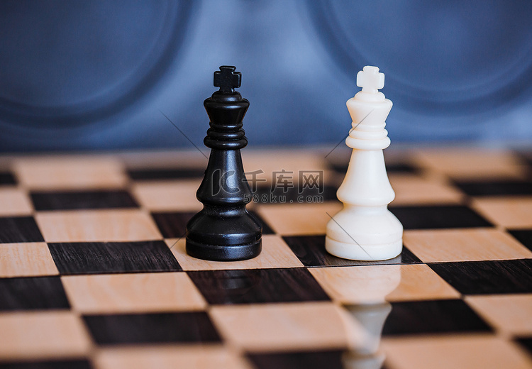 国际象棋棋盘上的黑白王对峙