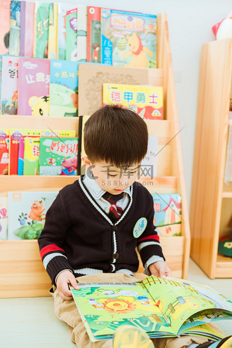 爱看书的小男孩