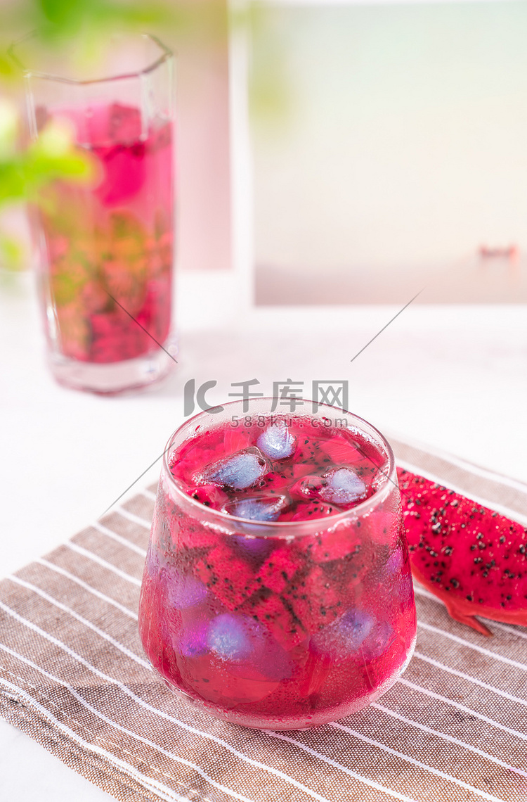 火龙果汁夏日冰镇冷饮饮品摄影图