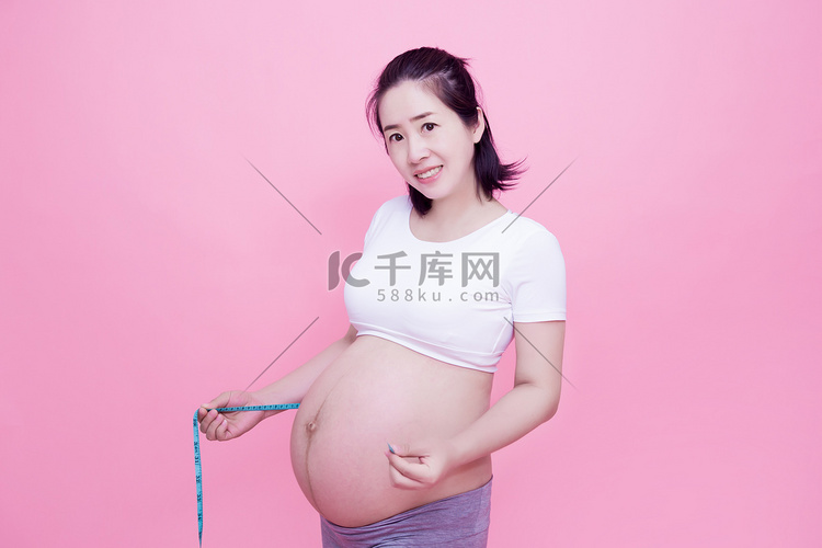 孕妇妈妈三胎人像快乐孕妇摄影图