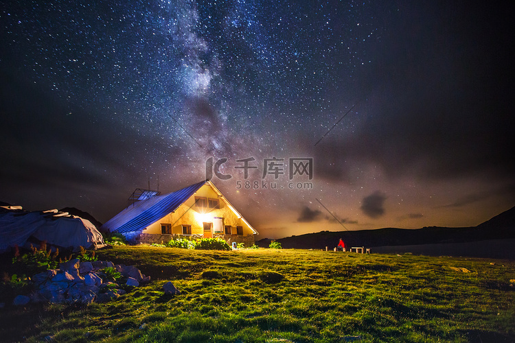 在夜幕下银河在山中小屋