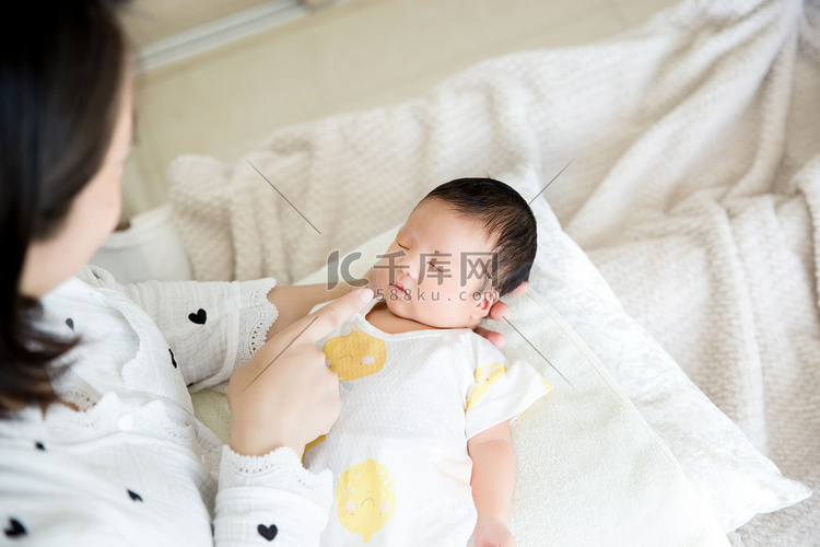 婴儿护理三胎母婴人像新生婴儿摄